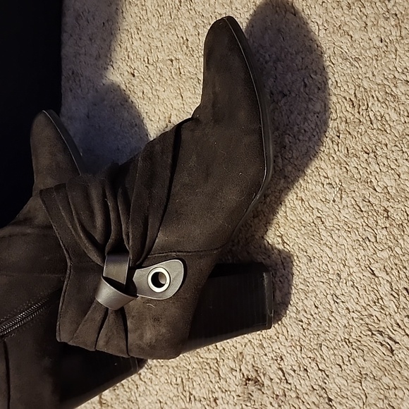 Booties in size 8 - Picture 3 of 4